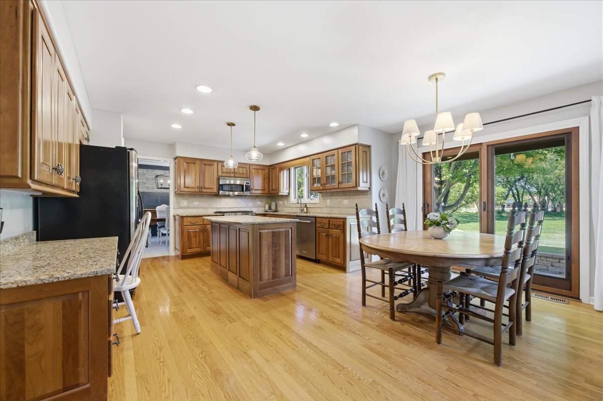 221 Breckenridge Drive, Aurora, IL 60504