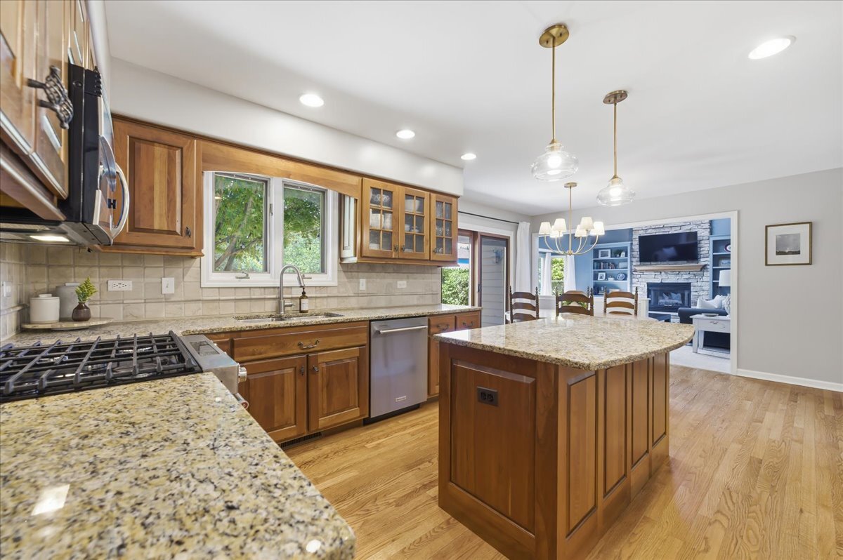 221 Breckenridge Drive, Aurora, IL 60504