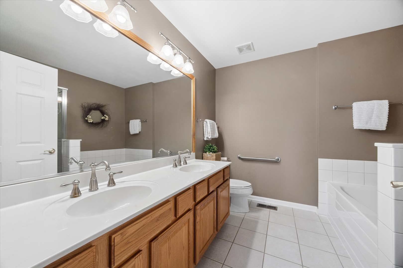 621 Dunhill Lane, Carol Stream, IL 60188
