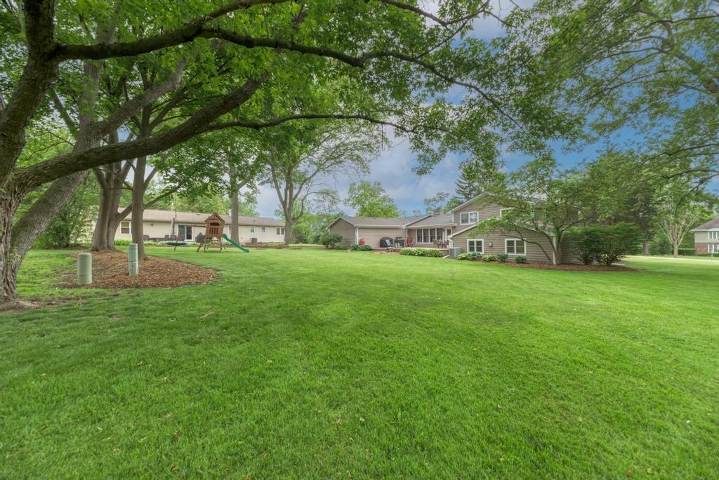 325 Canterbury Lane, Inverness, IL 60010