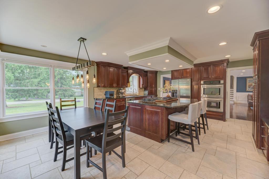 325 Canterbury Lane, Inverness, IL 60010
