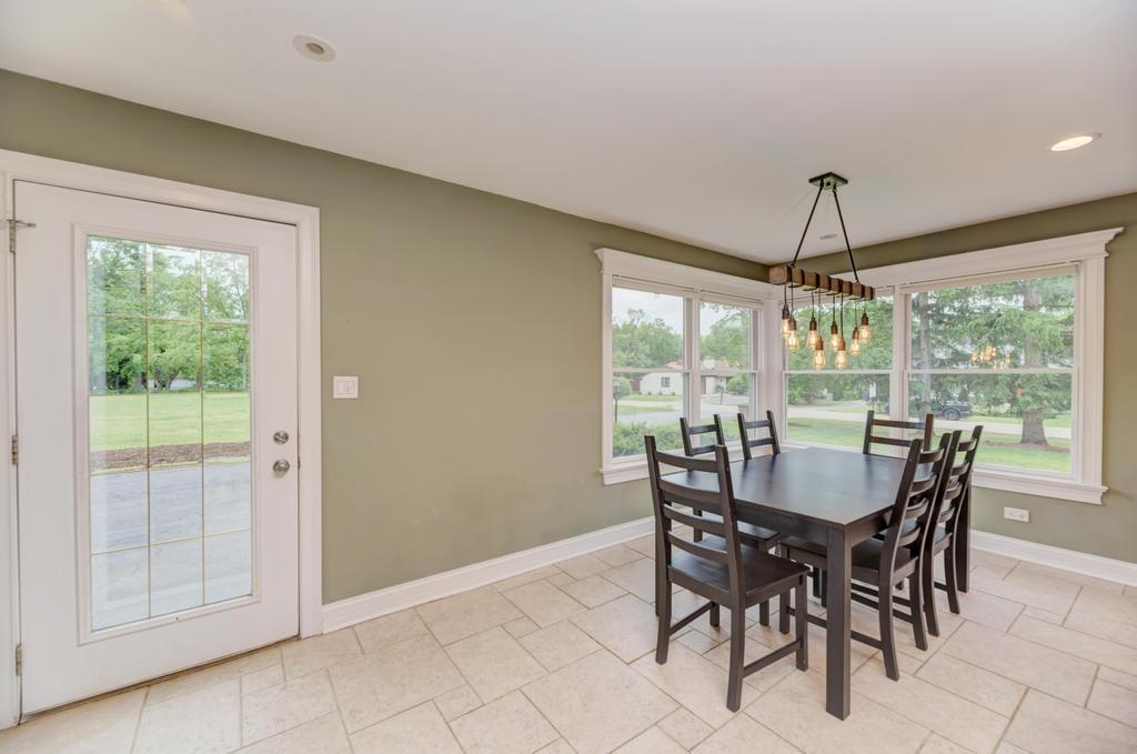 325 Canterbury Lane, Inverness, IL 60010