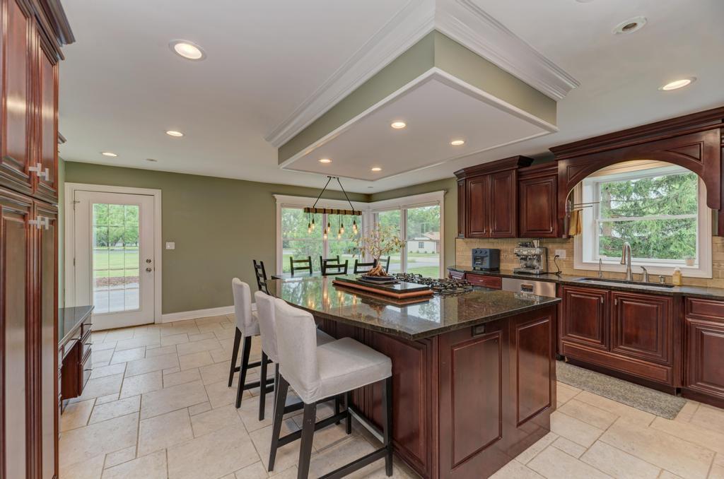 325 Canterbury Lane, Inverness, IL 60010