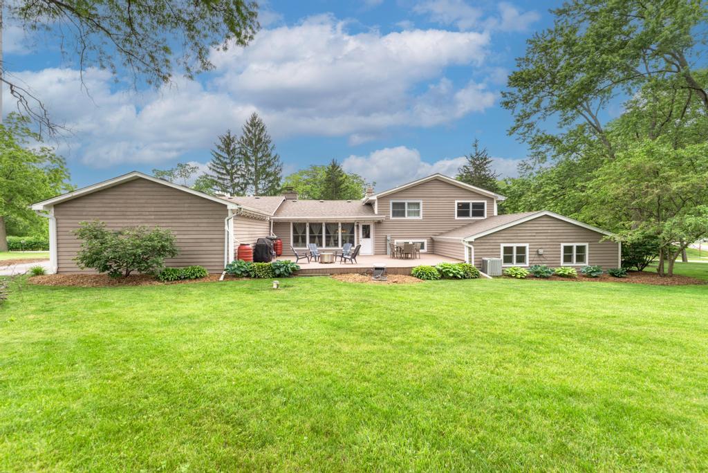 325 Canterbury Lane, Inverness, IL 60010