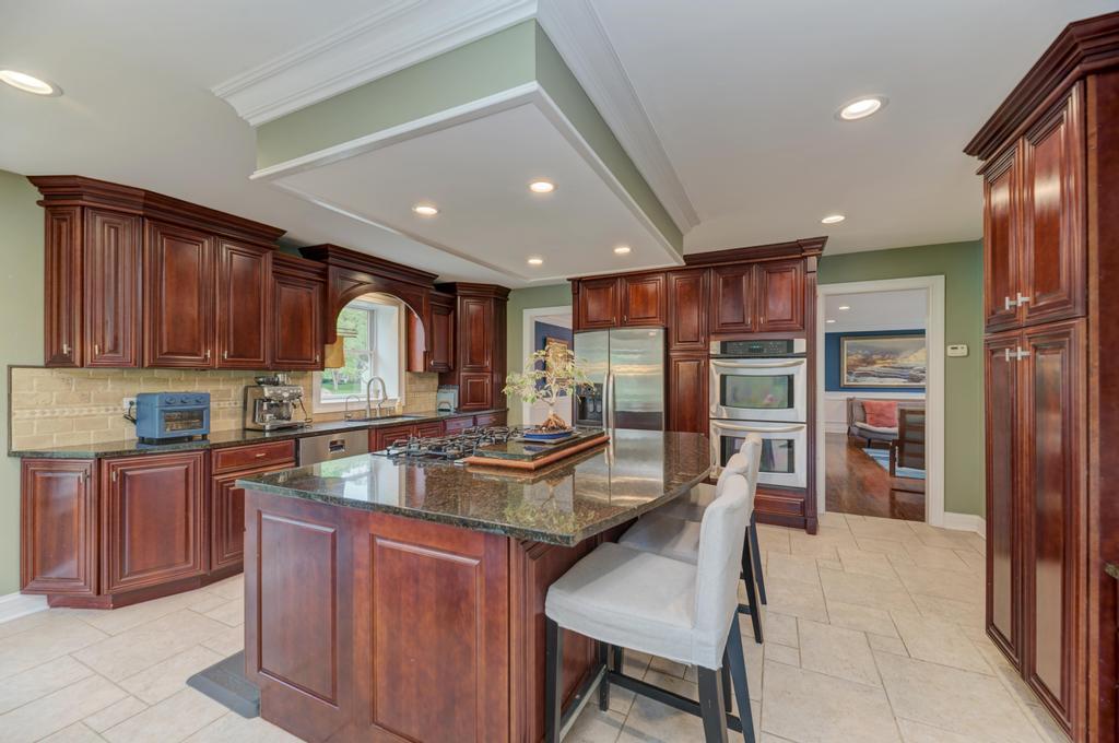 325 Canterbury Lane, Inverness, IL 60010