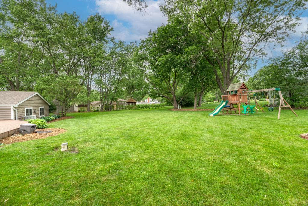 325 Canterbury Lane, Inverness, IL 60010