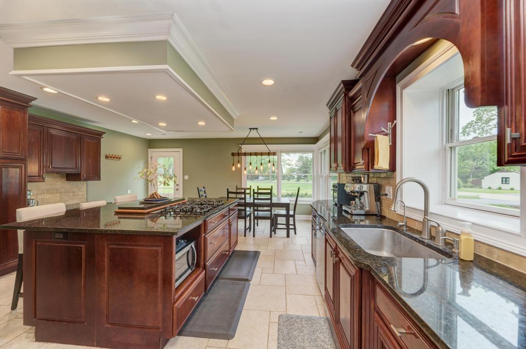 325 Canterbury Lane, Inverness, IL 60010