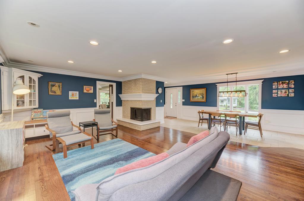 325 Canterbury Lane, Inverness, IL 60010