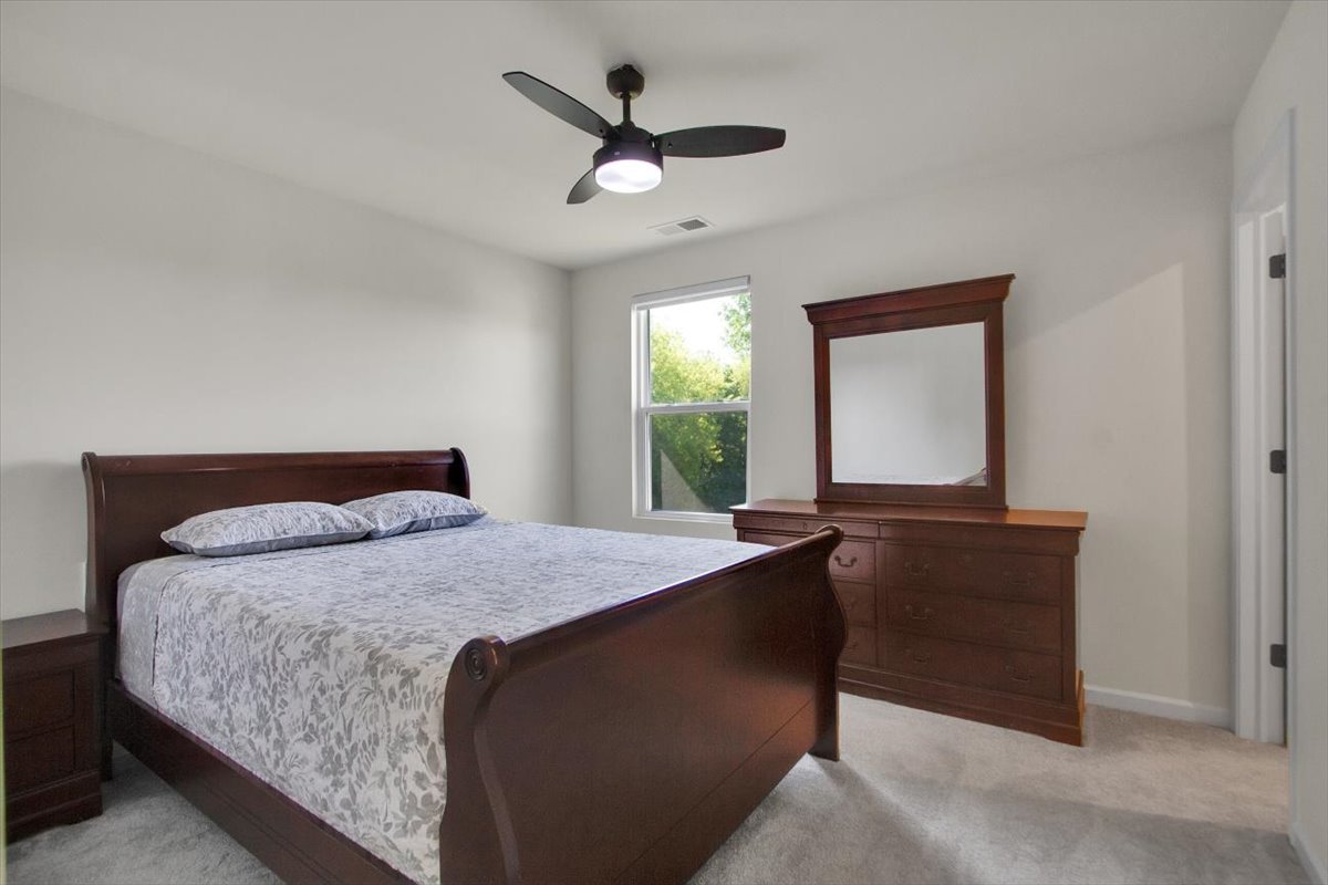 2220 Walnut Glen Boulevard, Island Lake, IL 60042