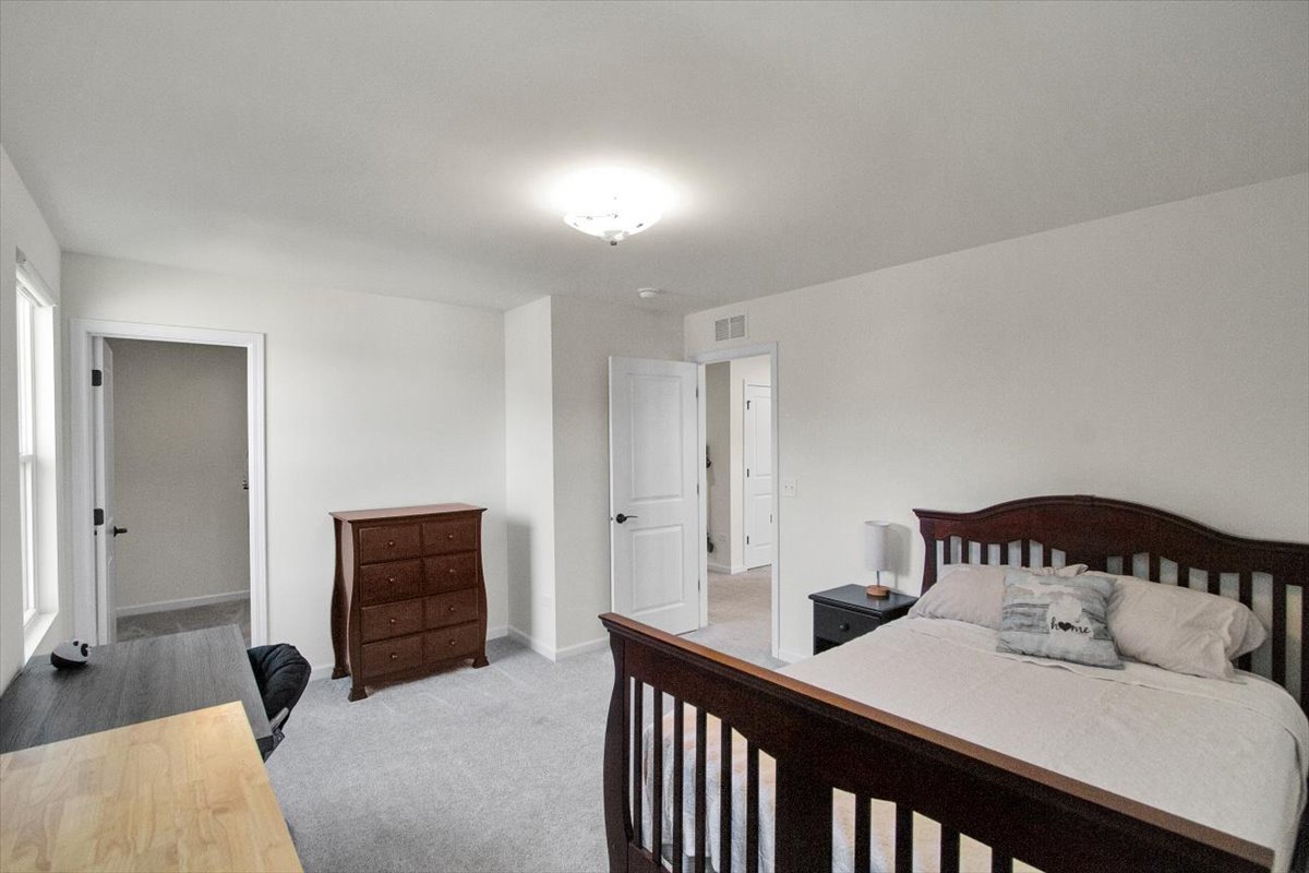 2220 Walnut Glen Boulevard, Island Lake, IL 60042
