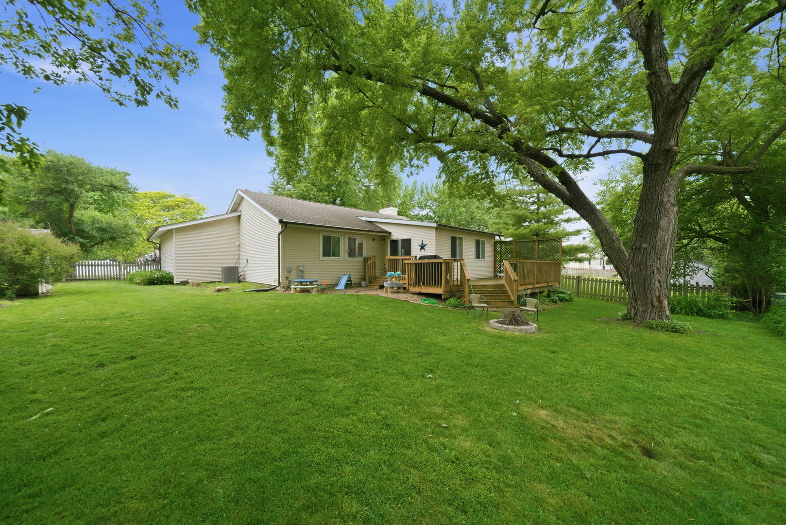 2S445 Sanchez Drive, Warrenville, IL 60555