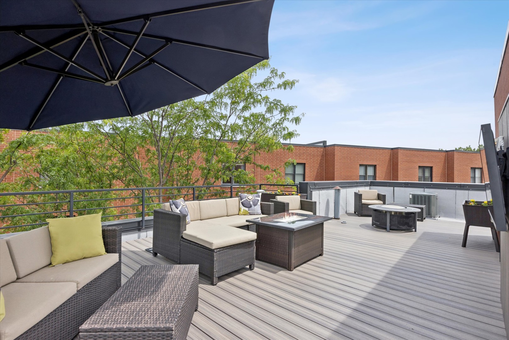 2318 W Wolfram Street, Chicago, IL 60618