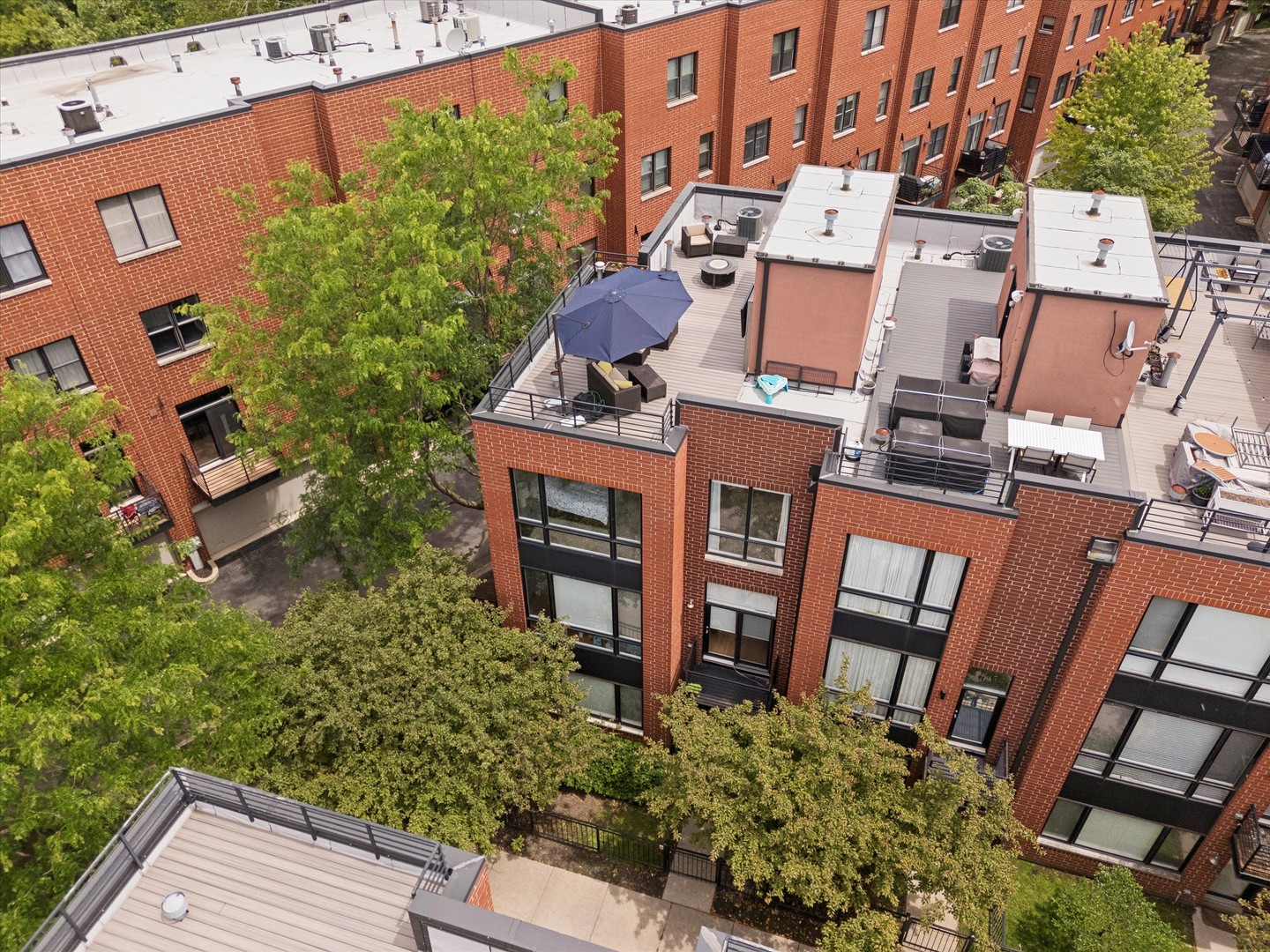 2318 W Wolfram Street, Chicago, IL 60618