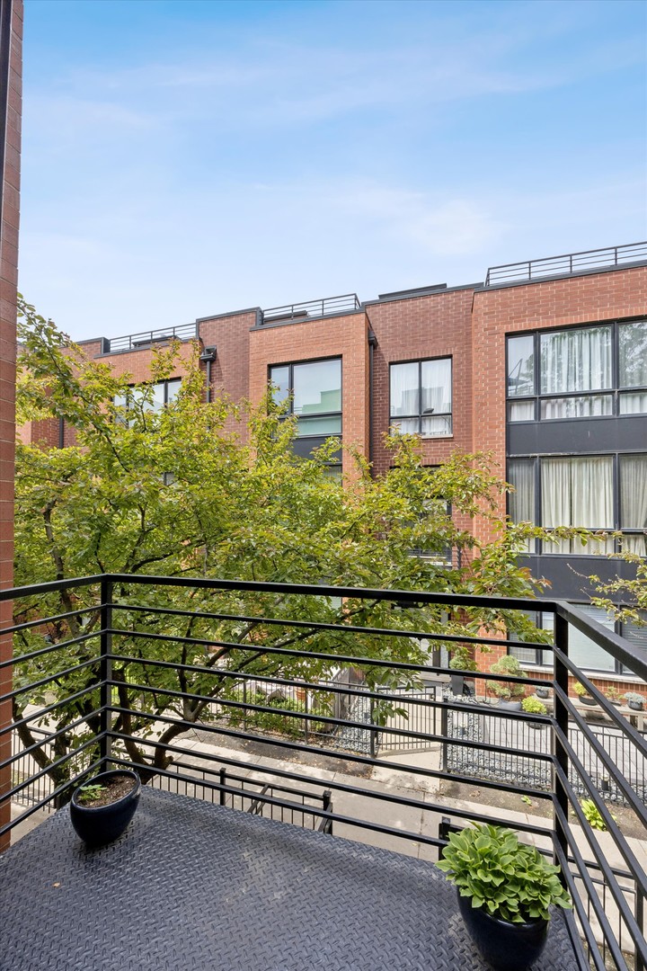 2318 W Wolfram Street, Chicago, IL 60618