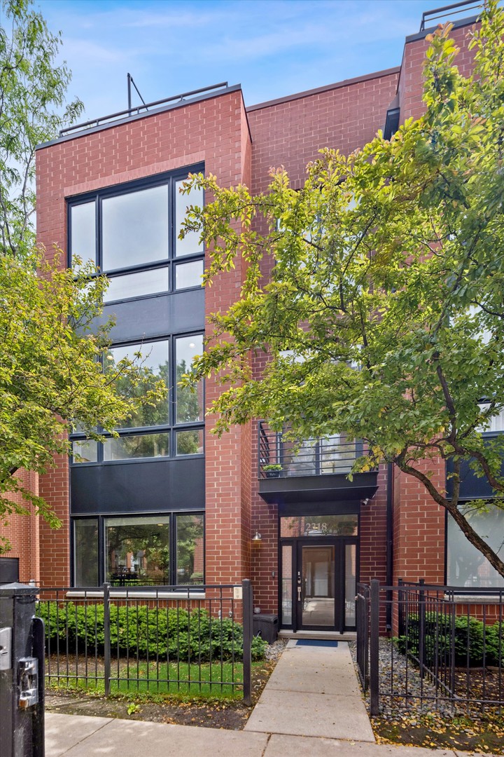 2318 W Wolfram Street, Chicago, IL 60618