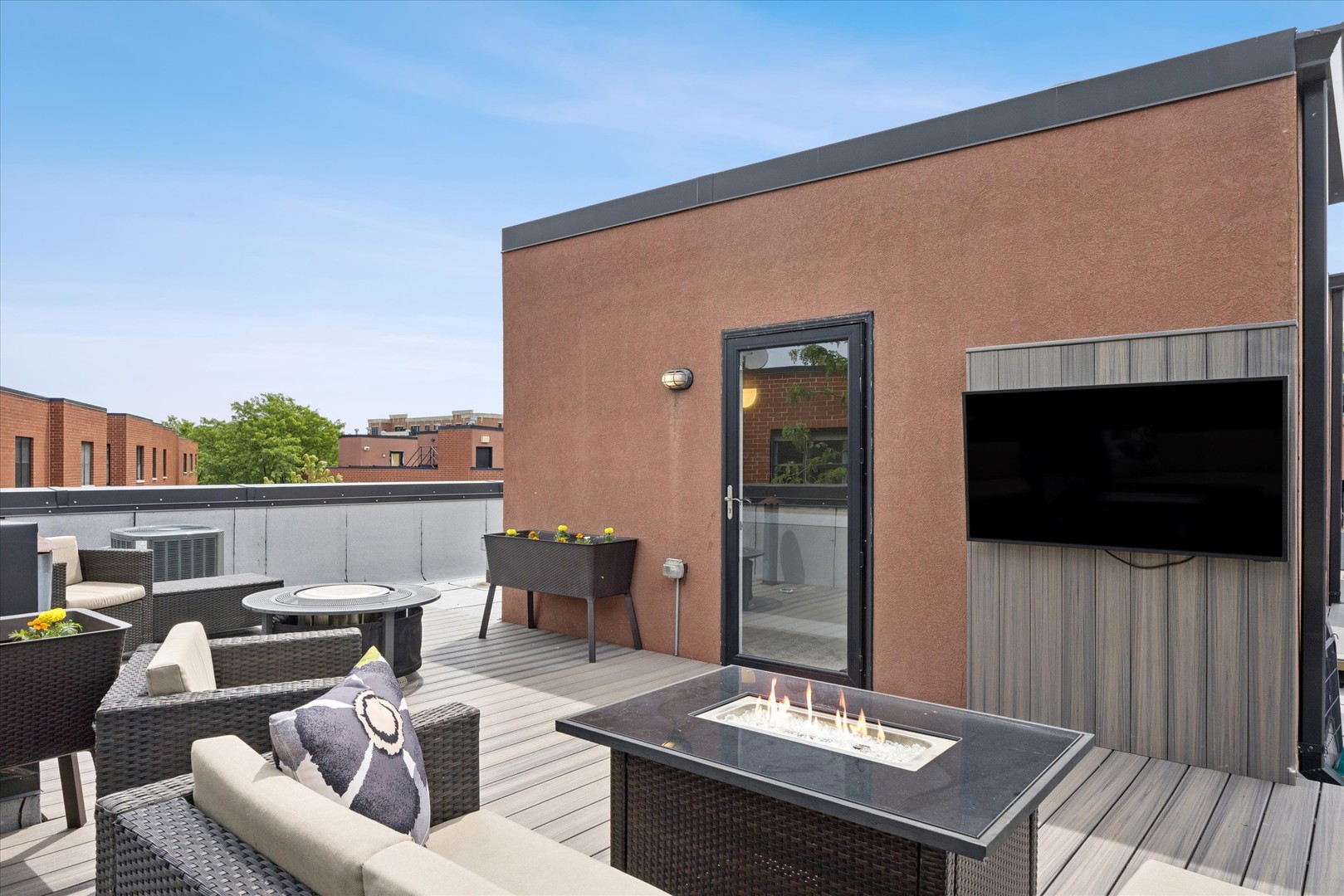2318 W Wolfram Street, Chicago, IL 60618
