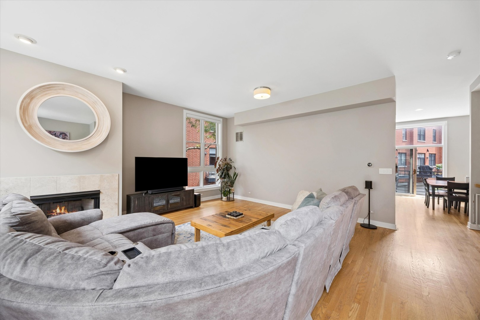 2318 W Wolfram Street, Chicago, IL 60618