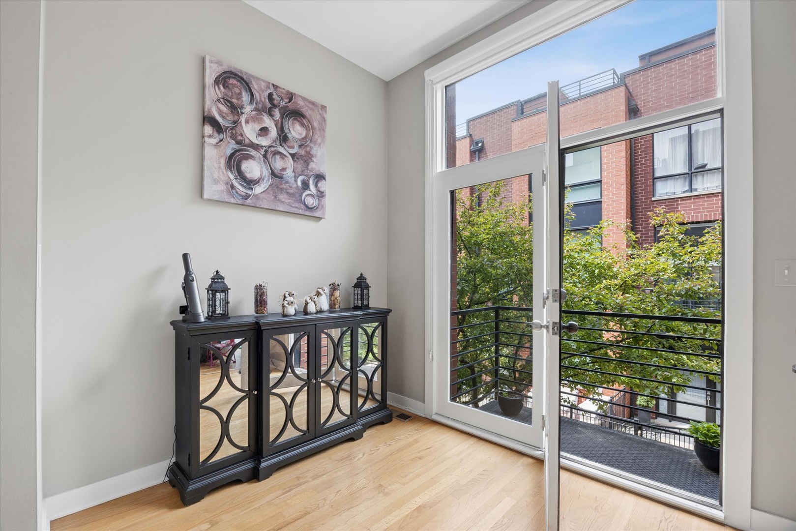 2318 W Wolfram Street, Chicago, IL 60618