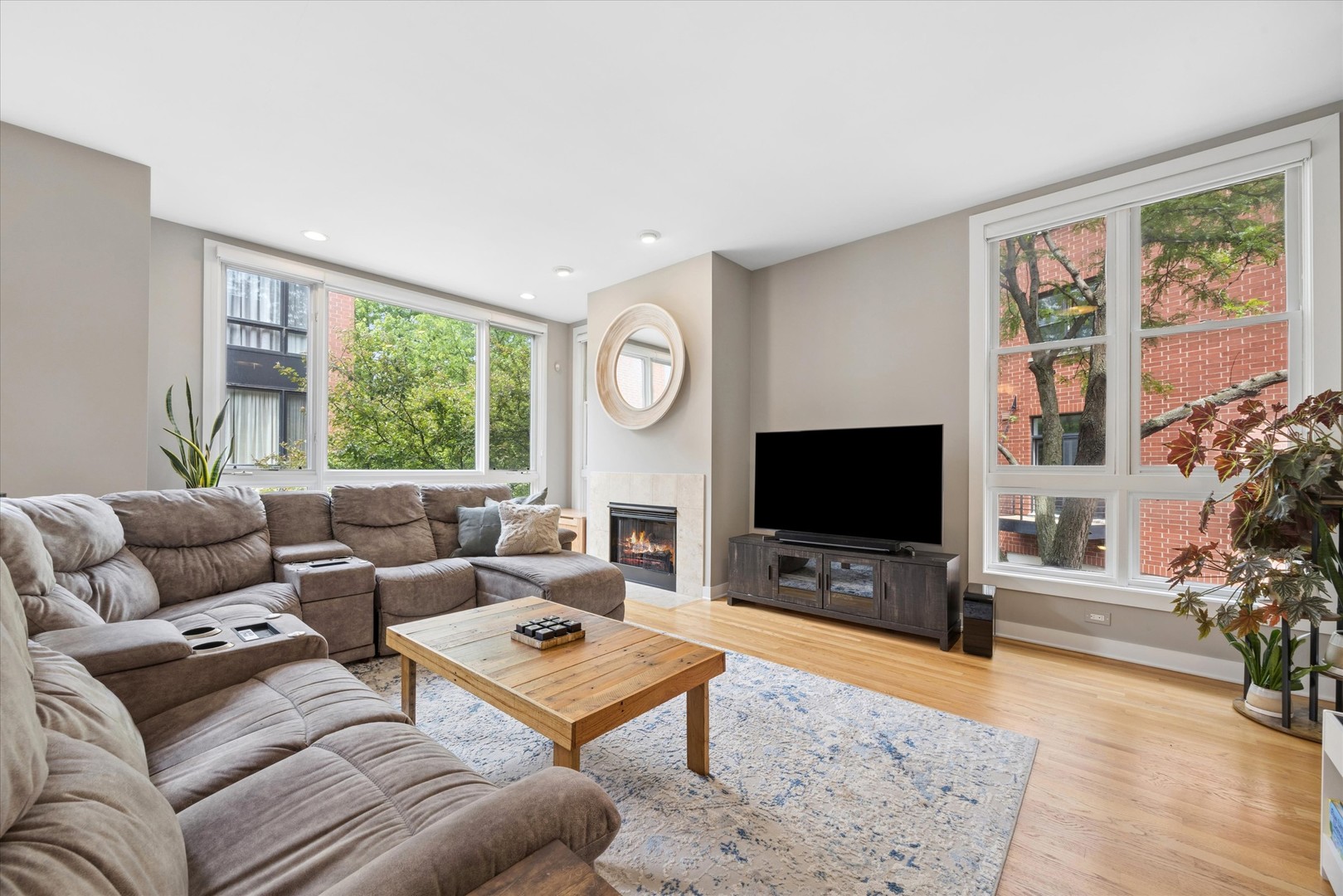 2318 W Wolfram Street, Chicago, IL 60618