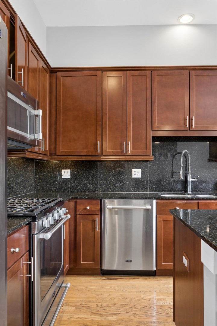 2318 W Wolfram Street, Chicago, IL 60618