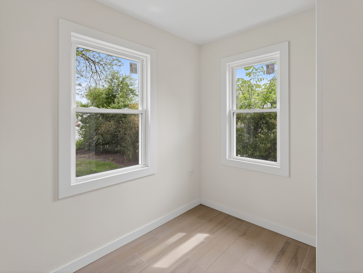 906 E Babcock Avenue, Addison, IL 60101