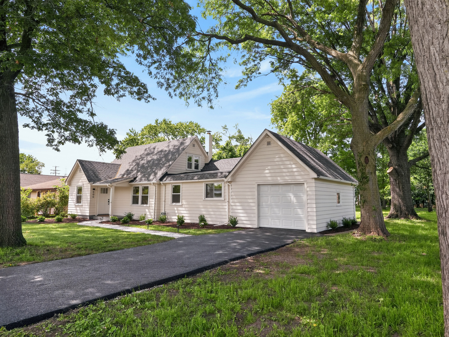906 E Babcock Avenue, Addison, IL 60101