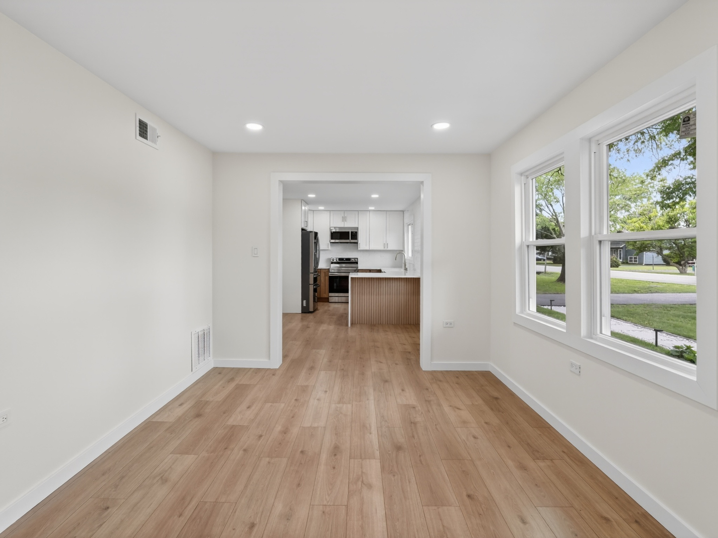 906 E Babcock Avenue, Addison, IL 60101