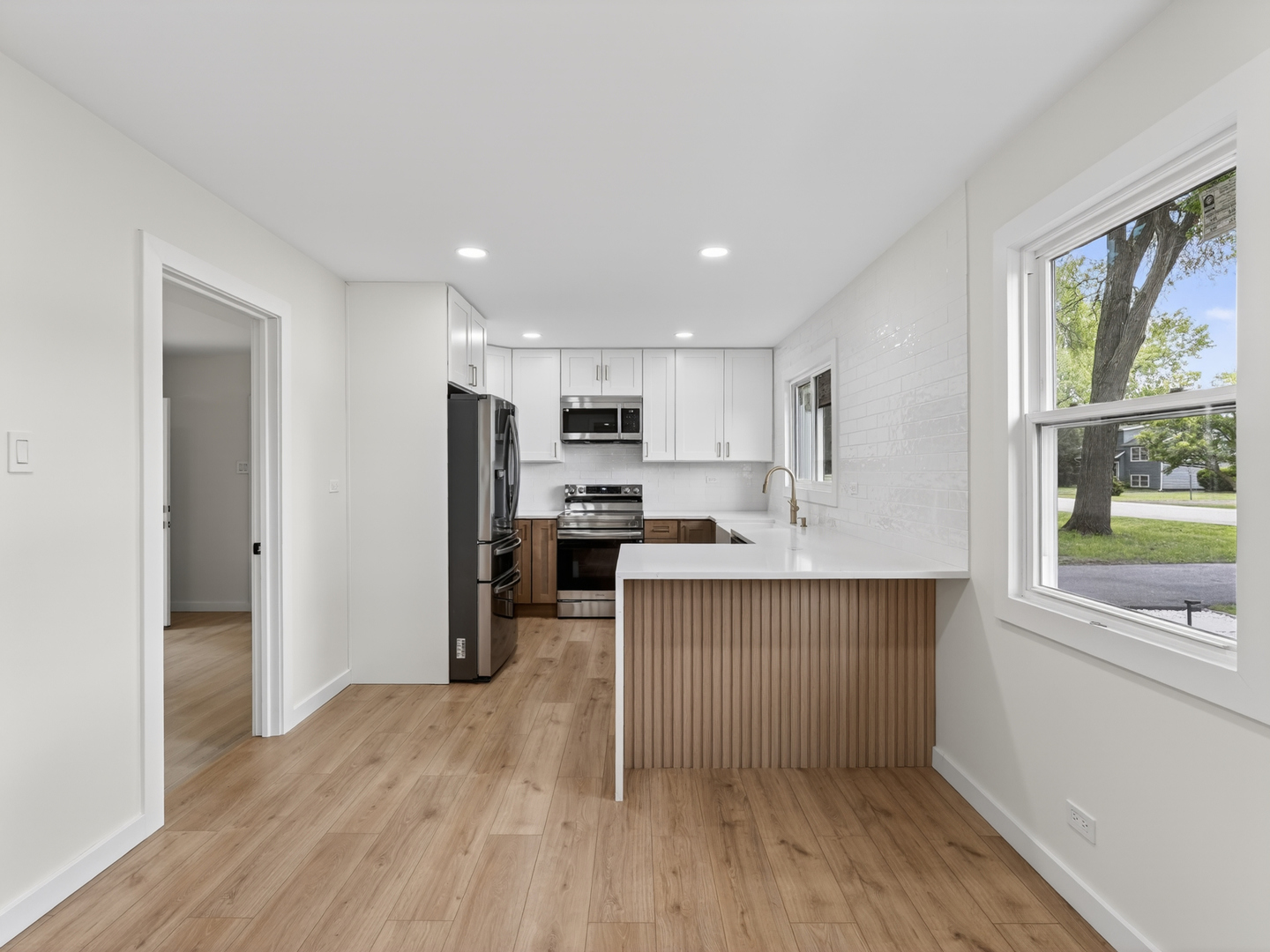 906 E Babcock Avenue, Addison, IL 60101