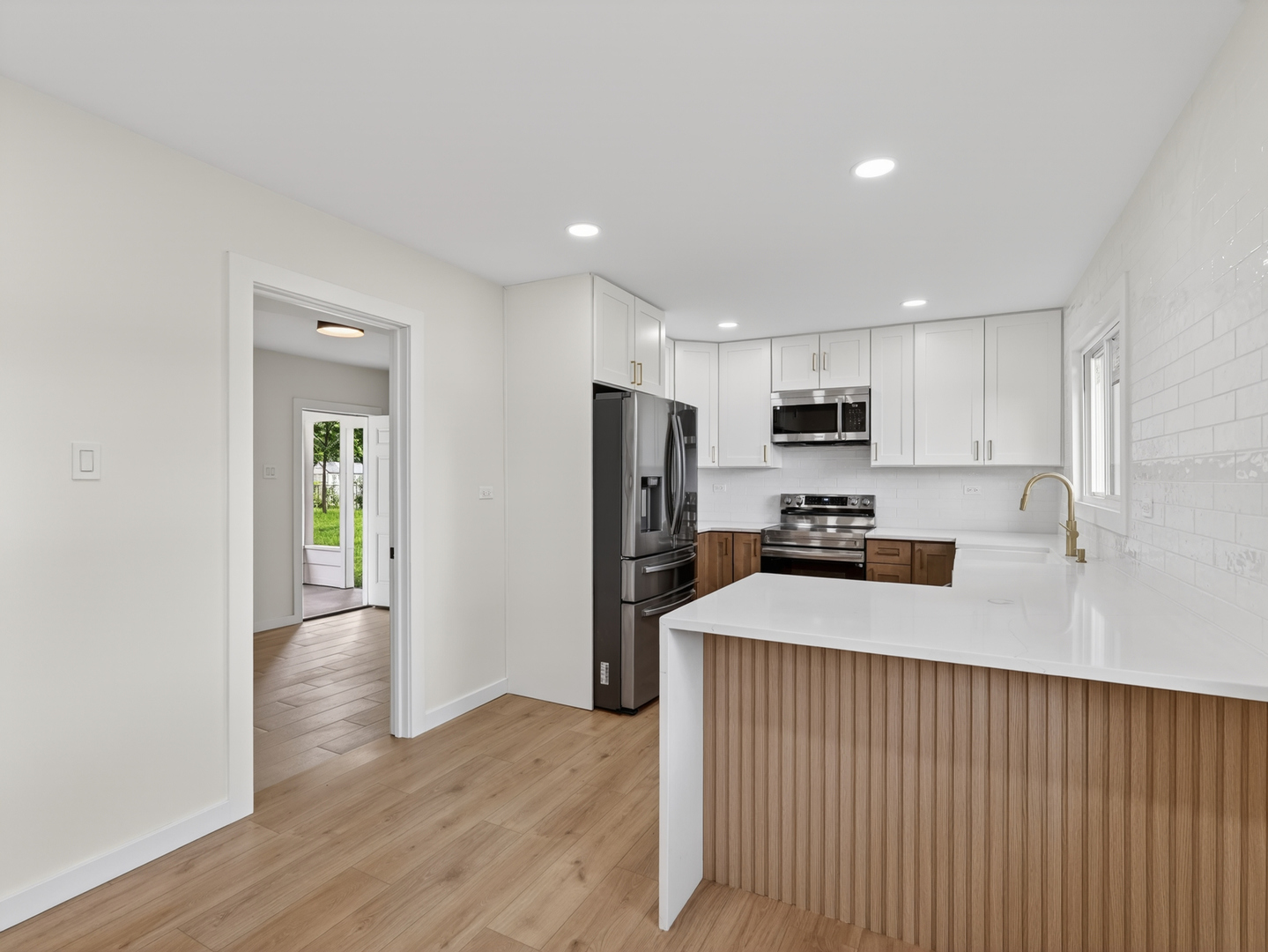 906 E Babcock Avenue, Addison, IL 60101