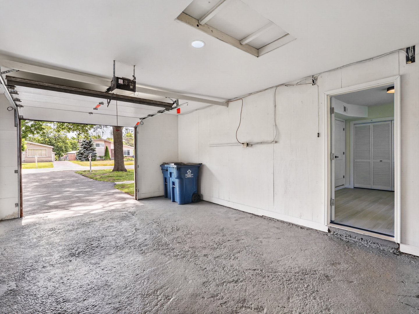 906 E Babcock Avenue, Addison, IL 60101