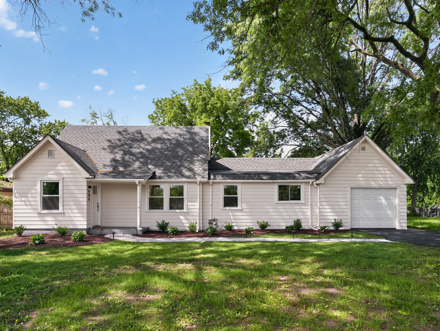 906 E Babcock Avenue, Addison, IL 60101