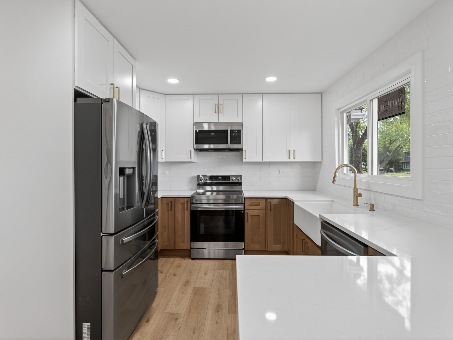 906 E Babcock Avenue, Addison, IL 60101