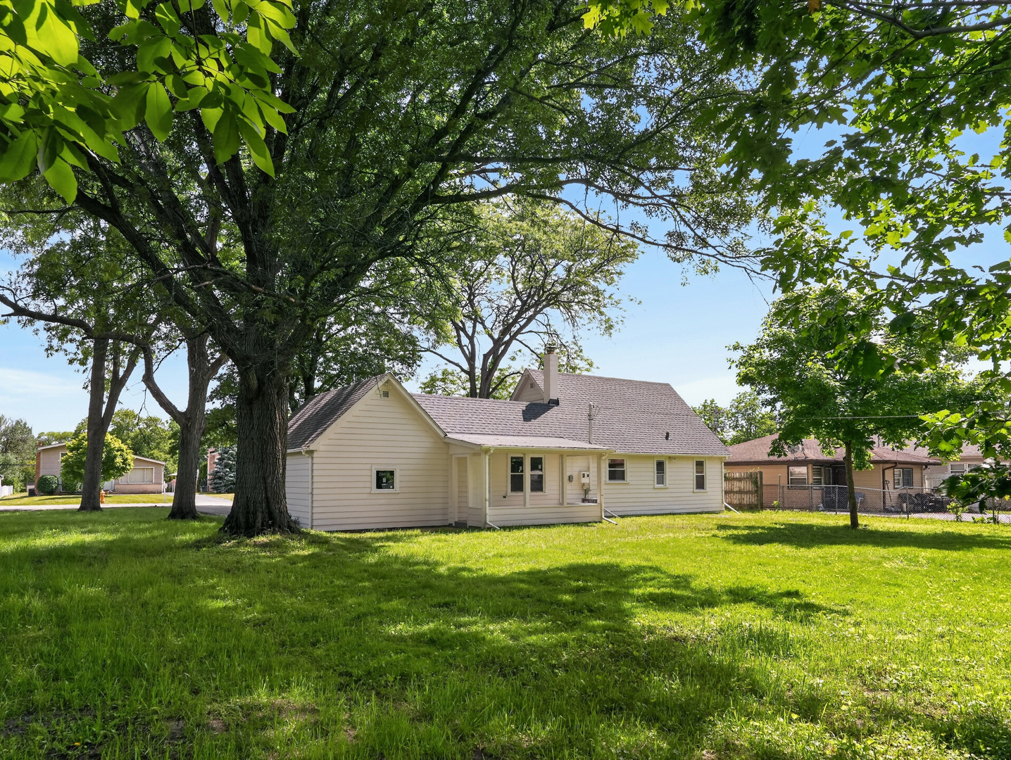 906 E Babcock Avenue, Addison, IL 60101