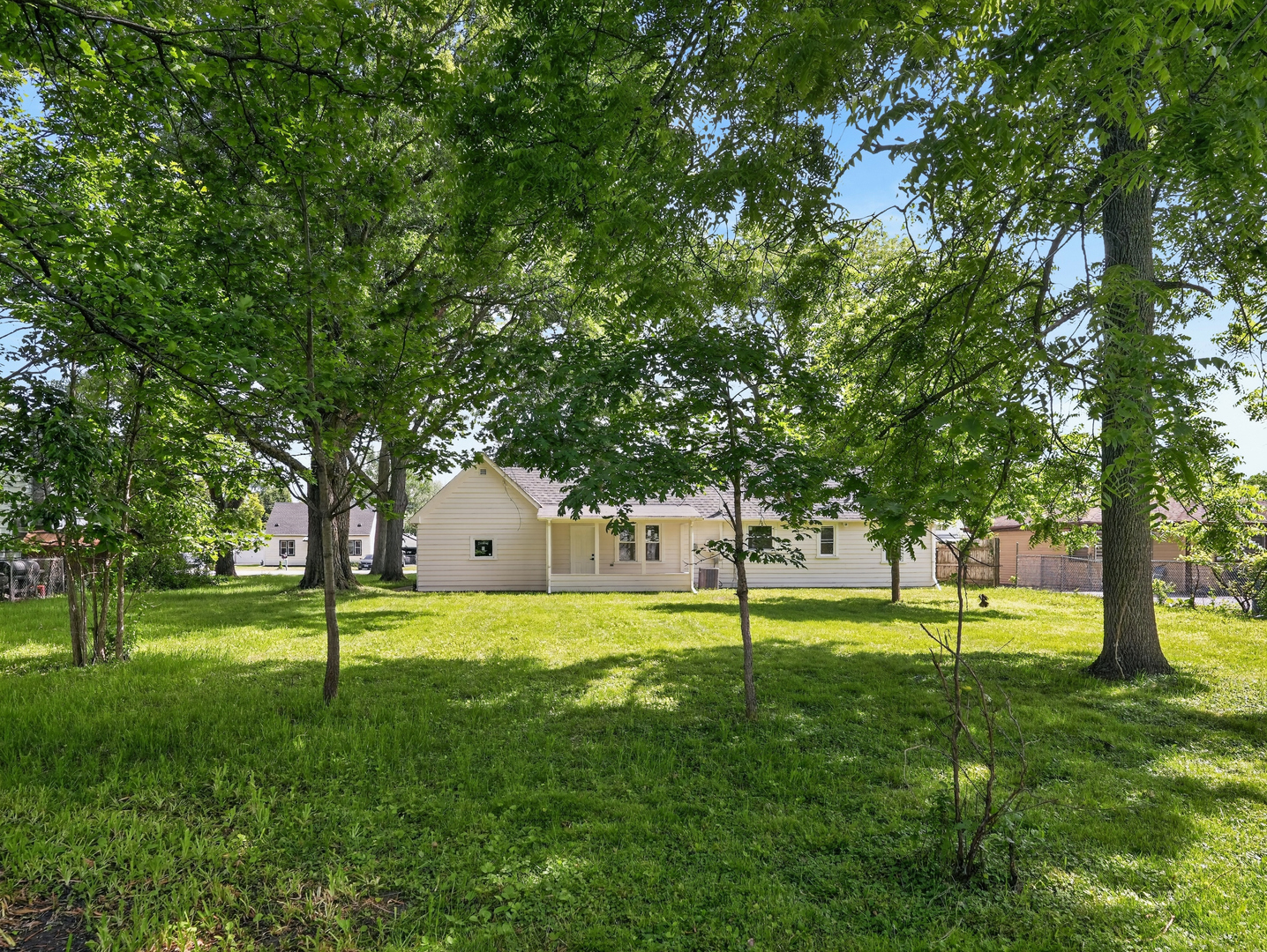 906 E Babcock Avenue, Addison, IL 60101