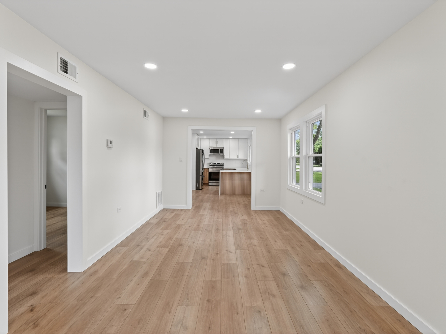 906 E Babcock Avenue, Addison, IL 60101