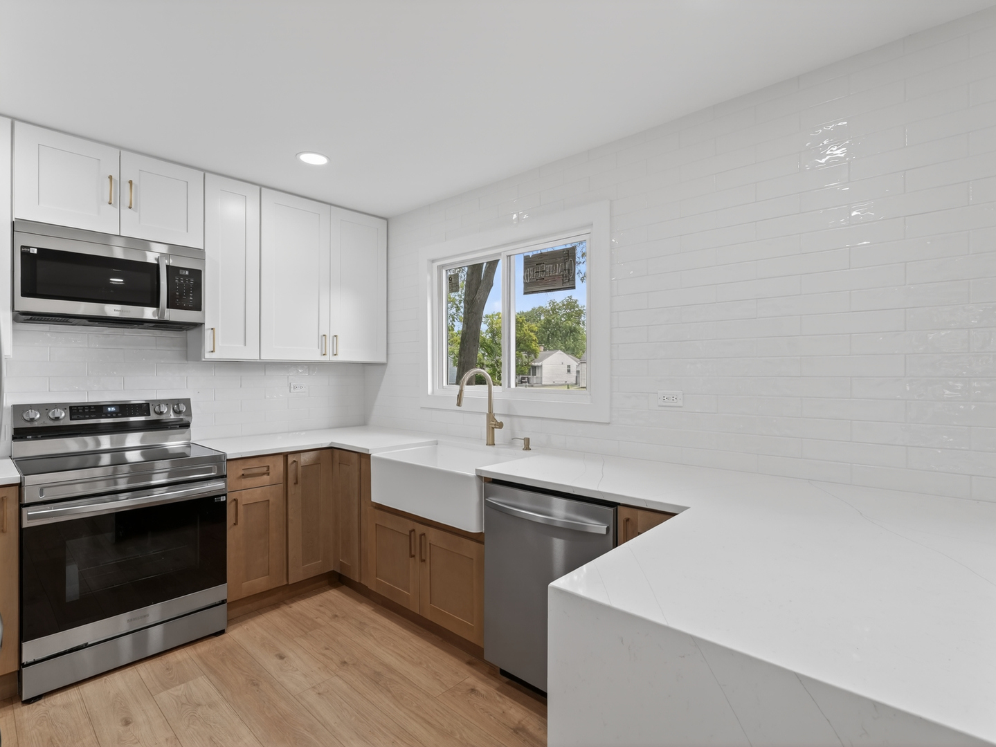 906 E Babcock Avenue, Addison, IL 60101
