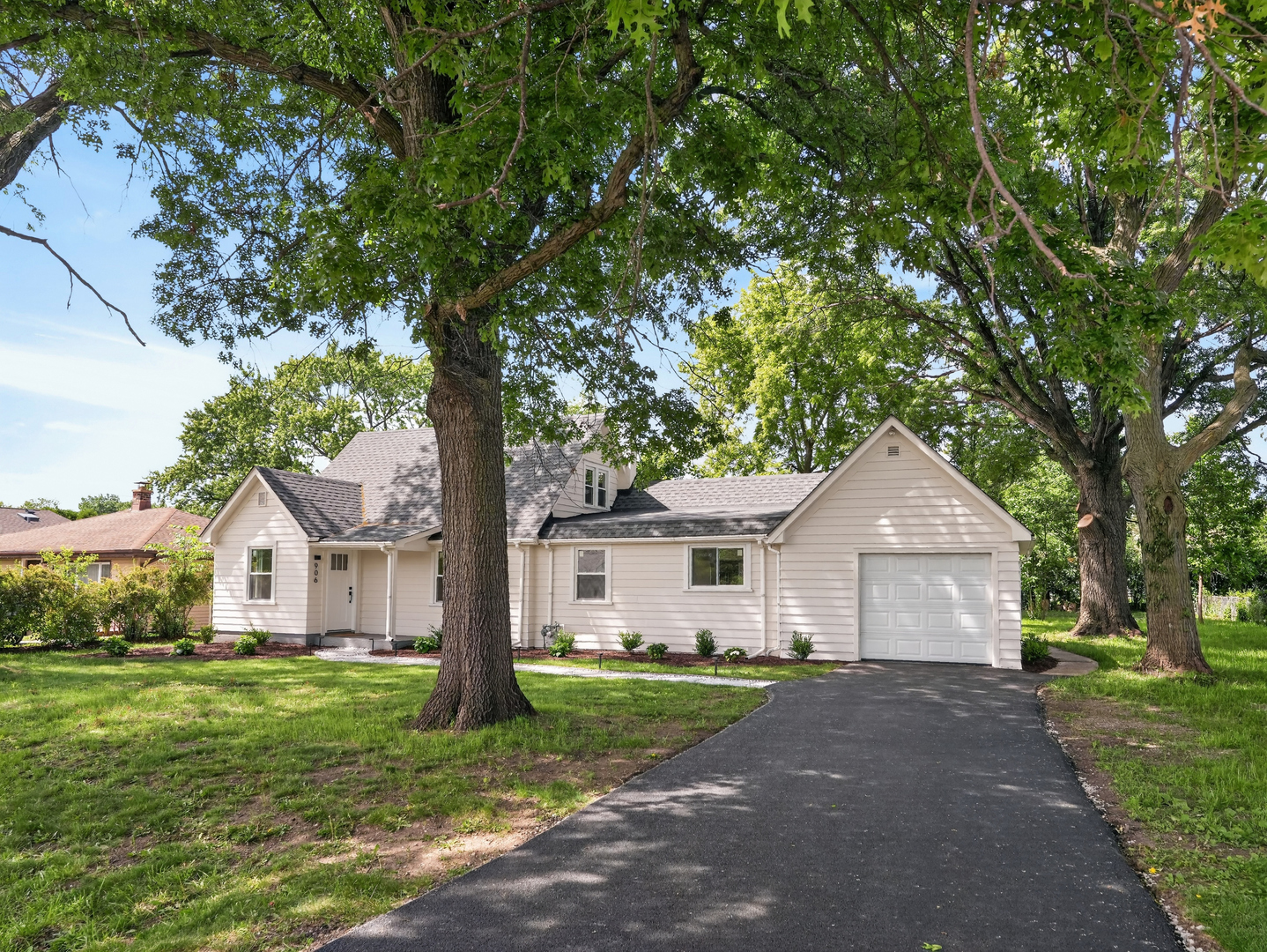 906 E Babcock Avenue, Addison, IL 60101