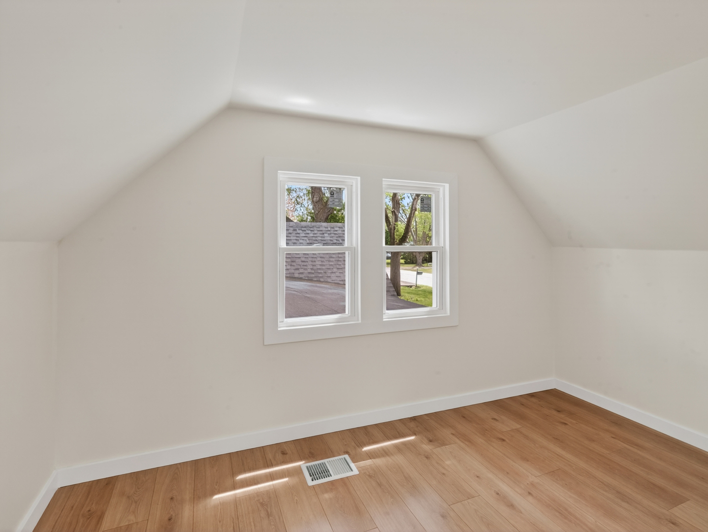 906 E Babcock Avenue, Addison, IL 60101