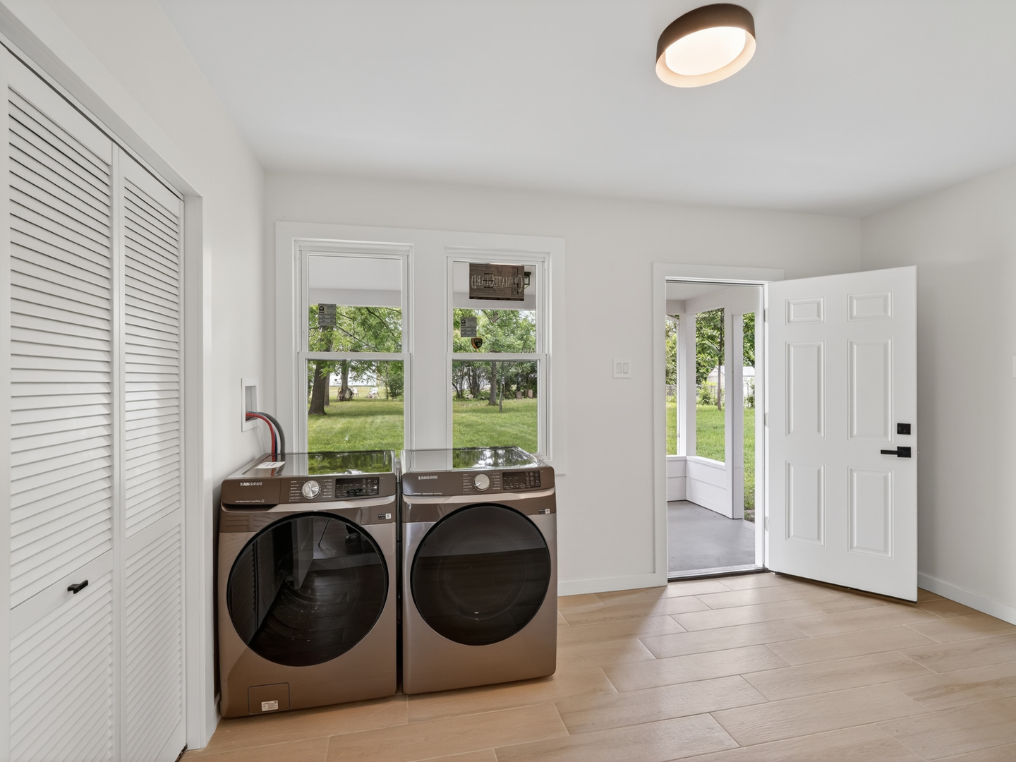 906 E Babcock Avenue, Addison, IL 60101