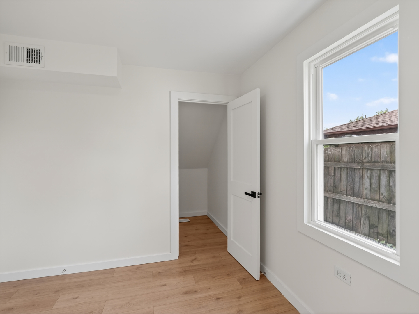 906 E Babcock Avenue, Addison, IL 60101