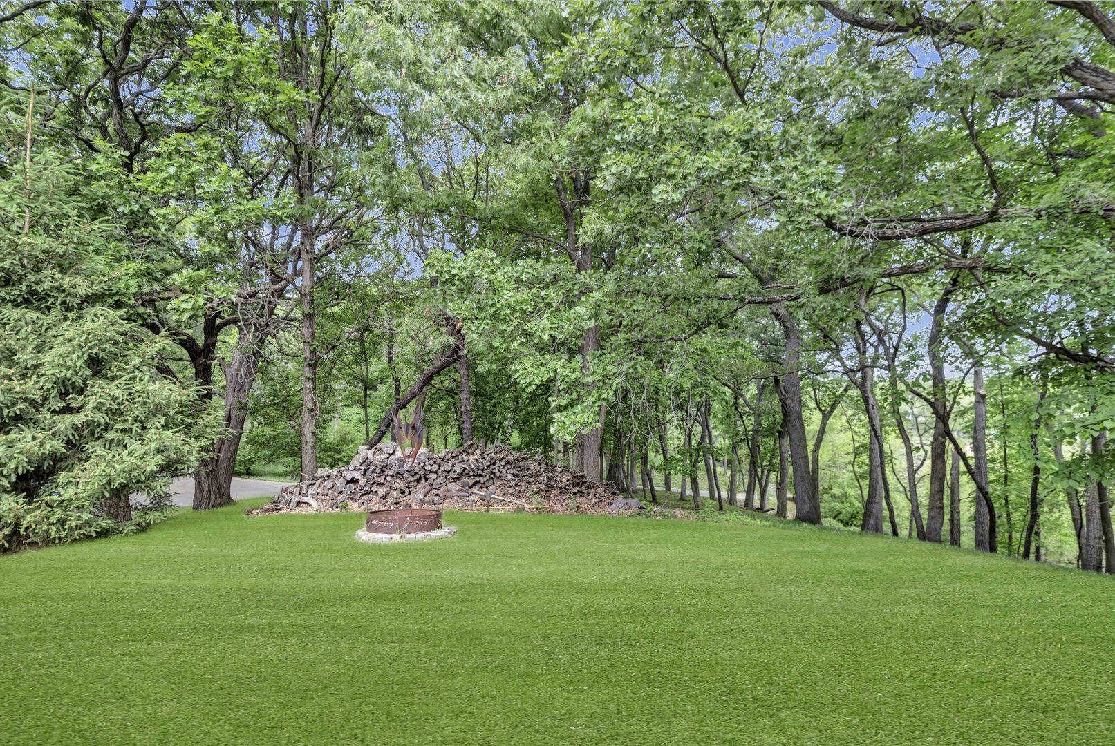 4 Far Hills Road, Barrington Hills, IL 60010