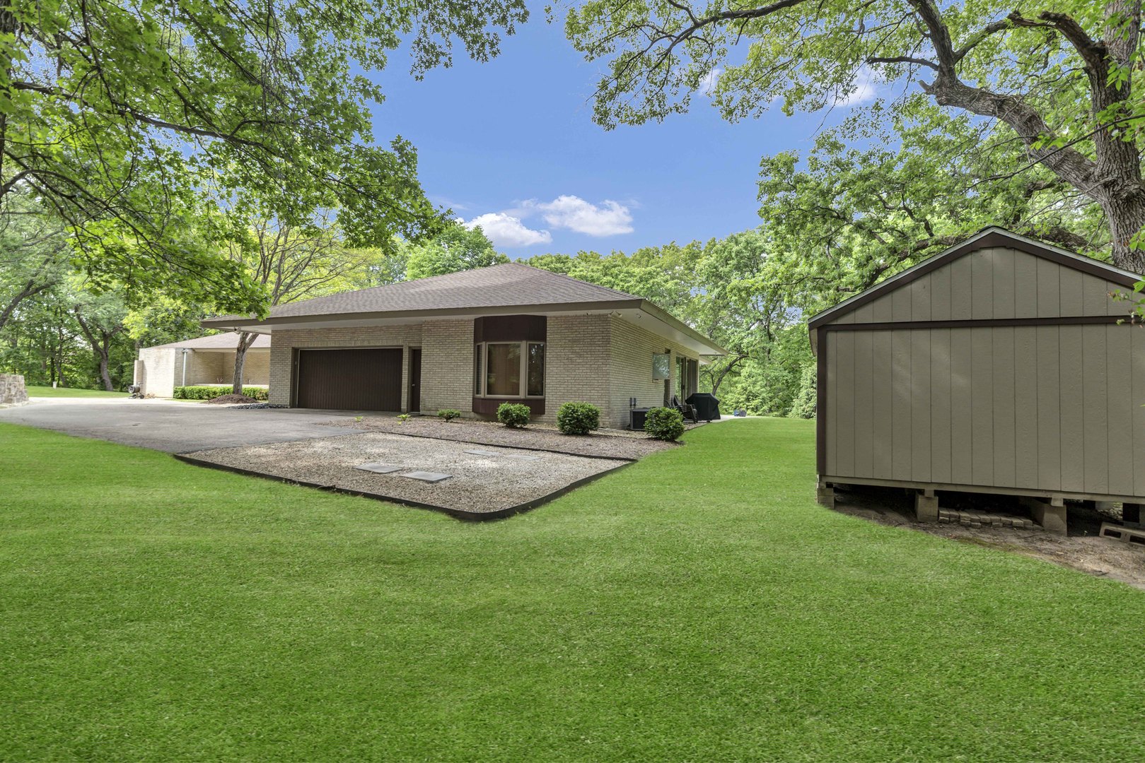 4 Far Hills Road, Barrington Hills, IL 60010