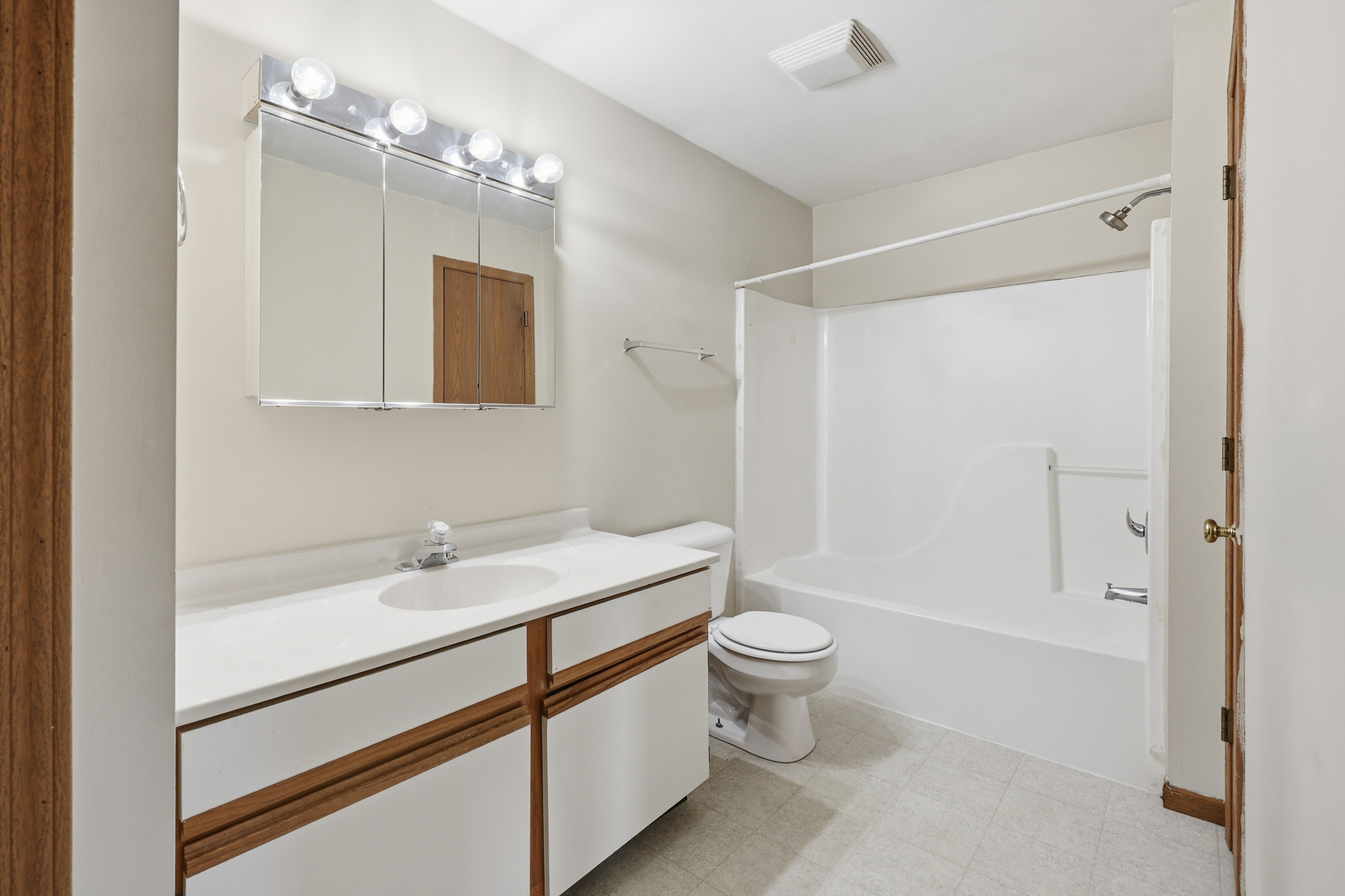 330 Leah Lane #3B, Woodstock, IL 60098
