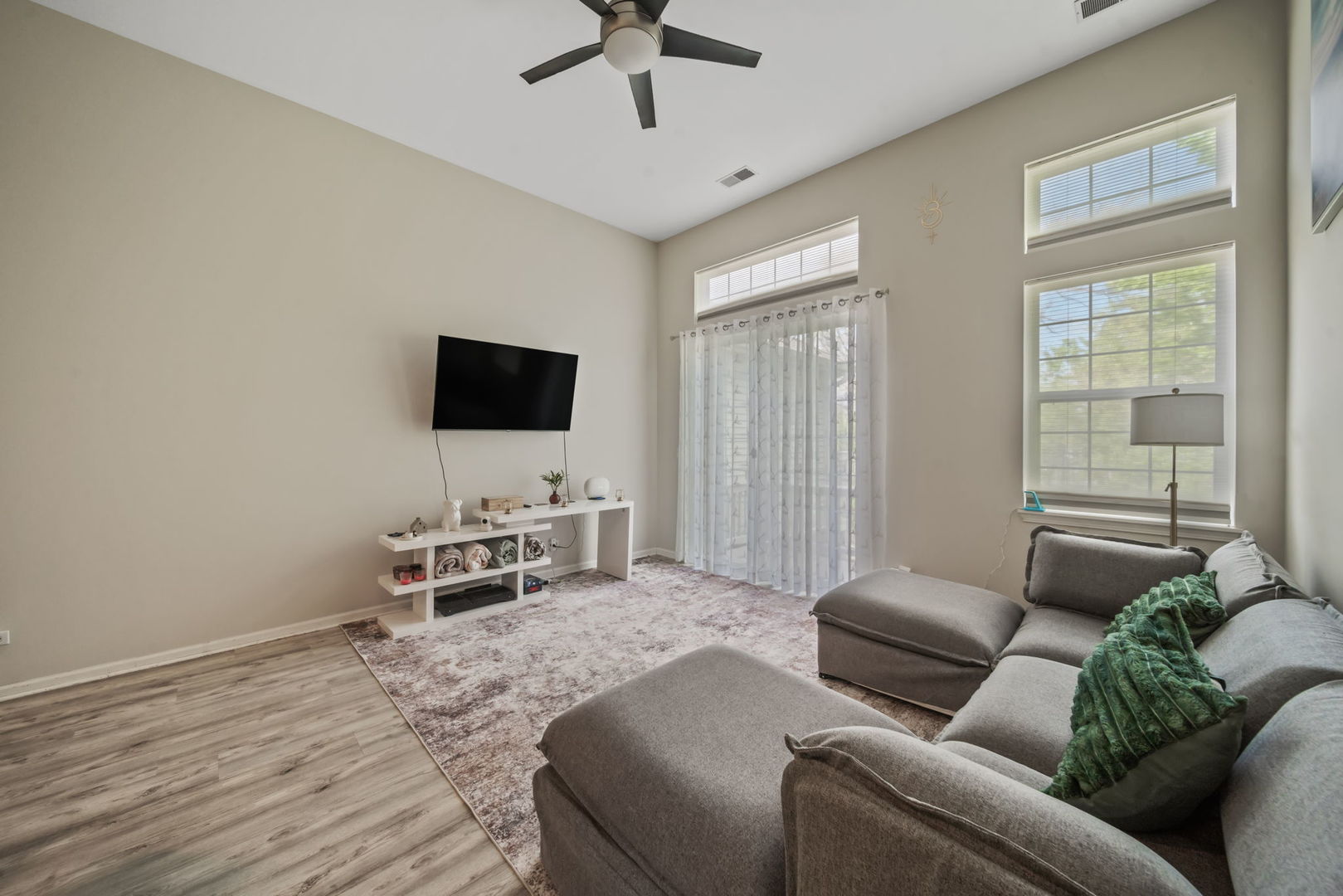 8132 Concord Lane #E, Justice, IL 60458