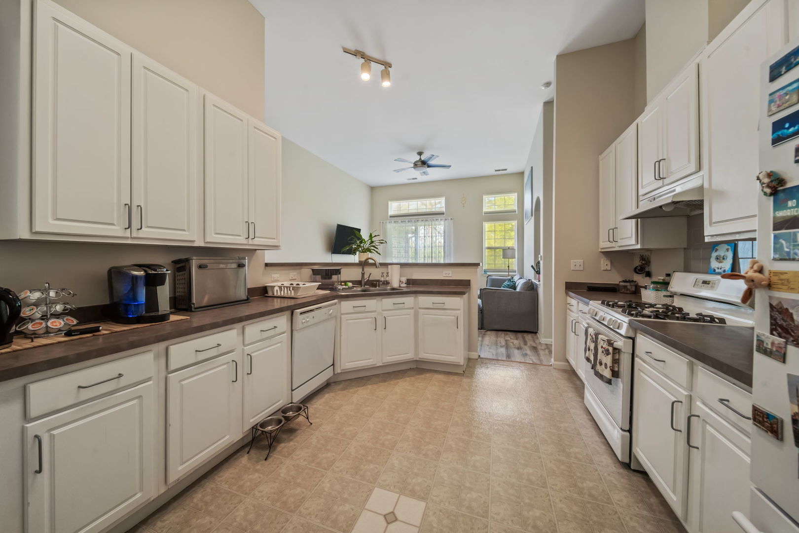 8132 Concord Lane #E, Justice, IL 60458