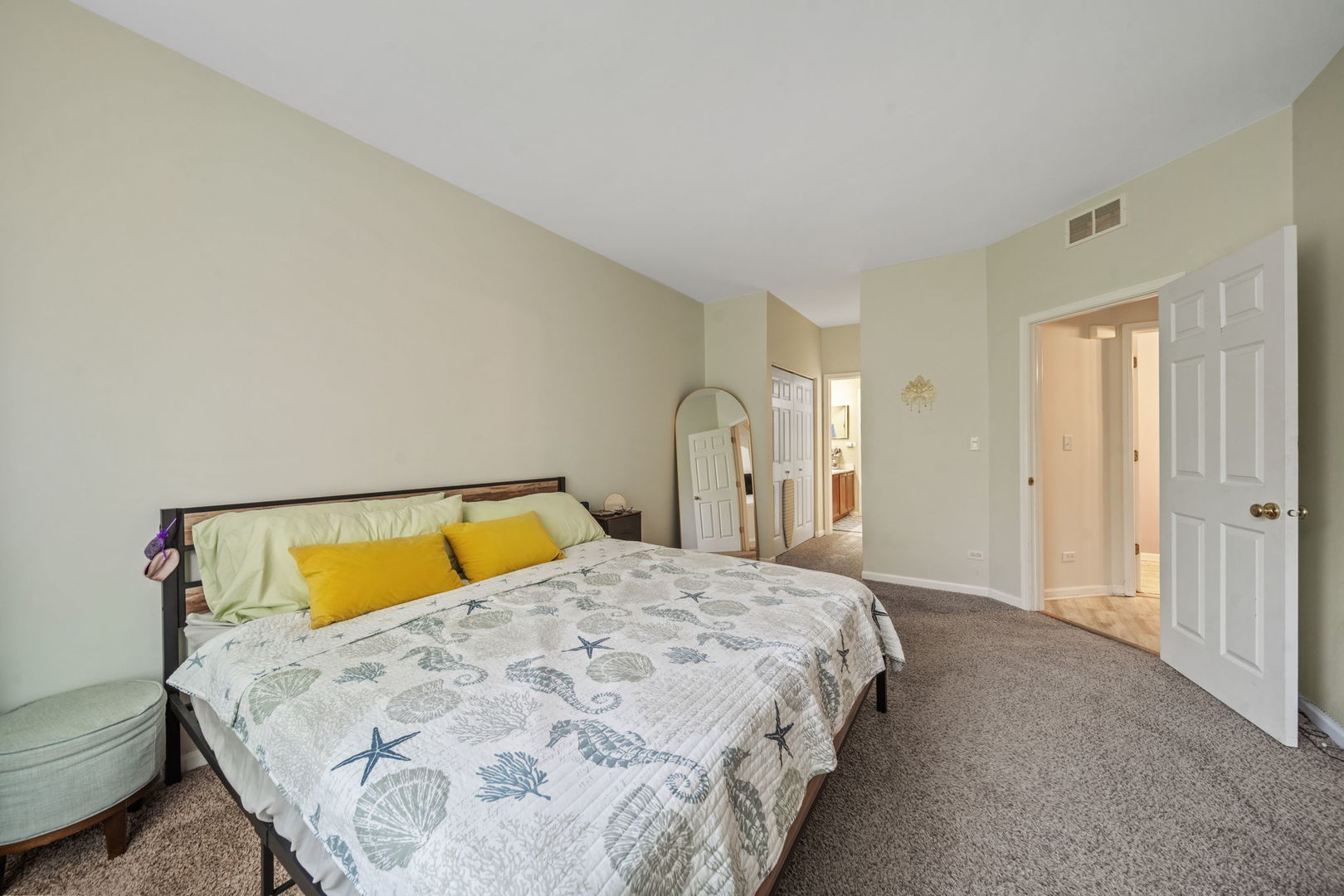 8132 Concord Lane #E, Justice, IL 60458
