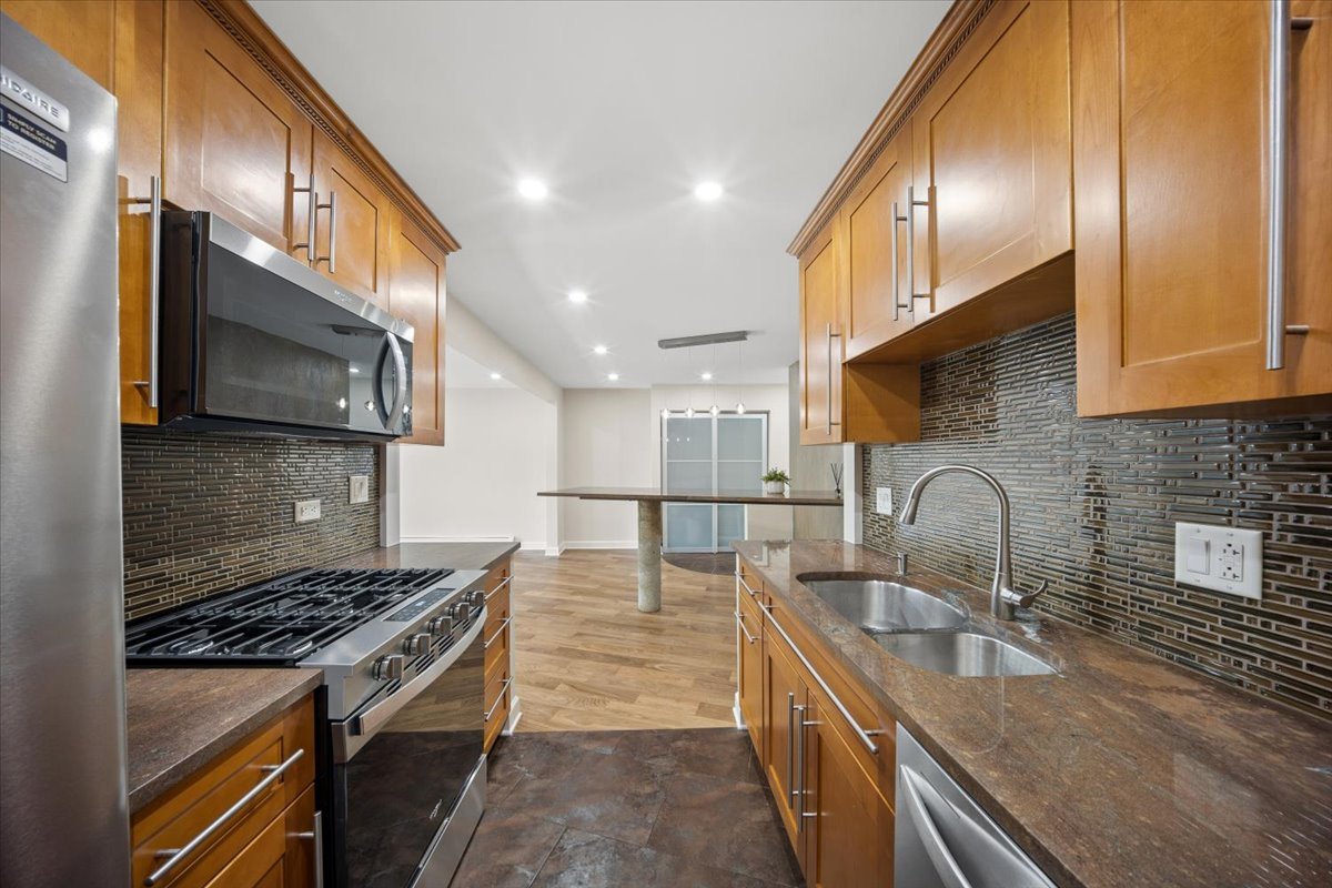 244 E Bailey Road #M, Naperville, IL 60565