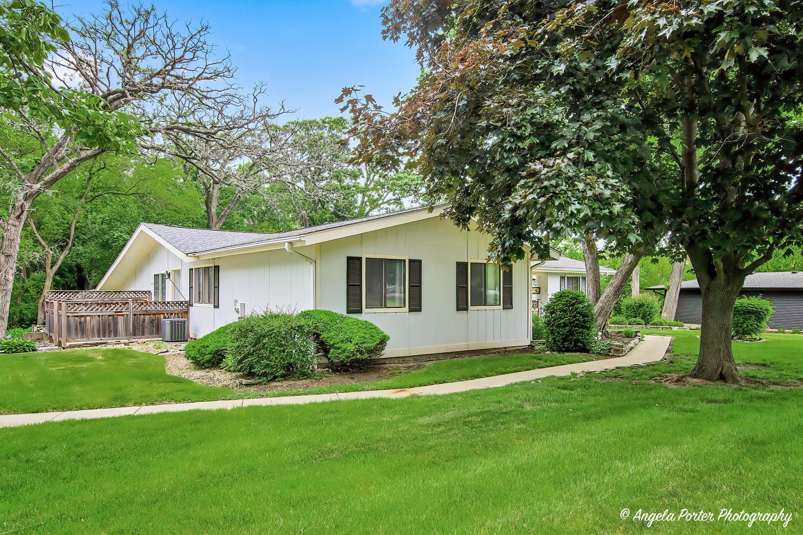 915 Royal Drive #4, McHenry, IL 60050
