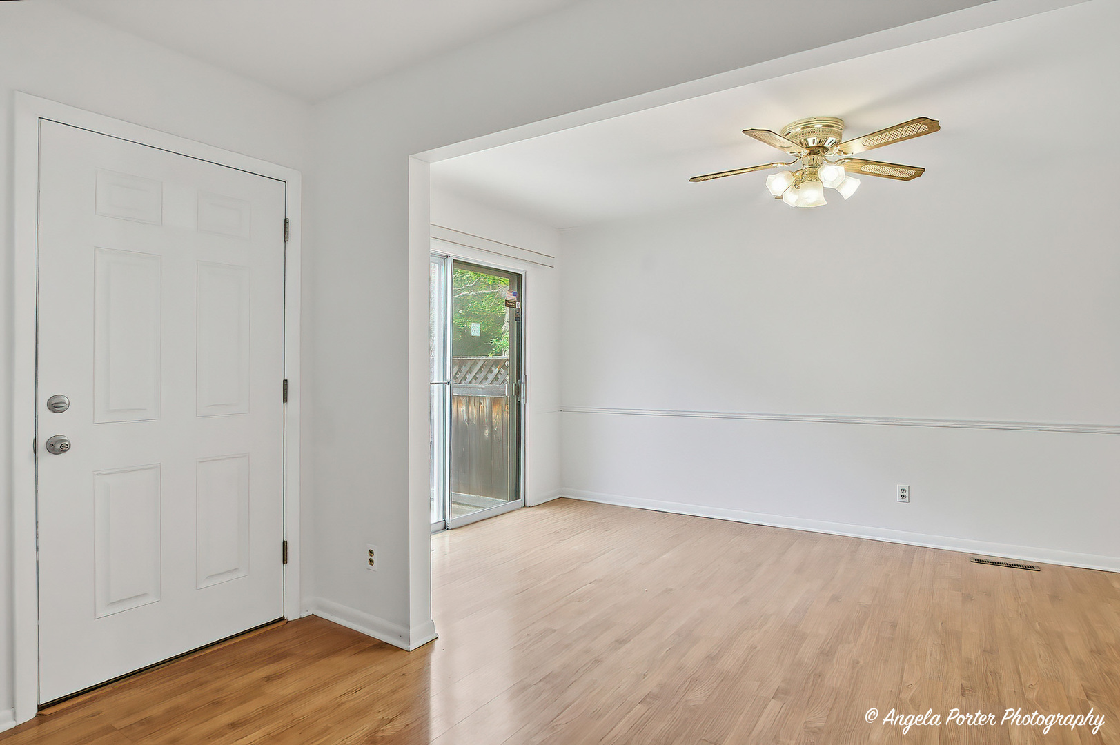915 Royal Drive #4, McHenry, IL 60050