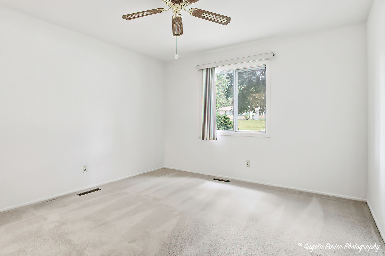 915 Royal Drive #4, McHenry, IL 60050